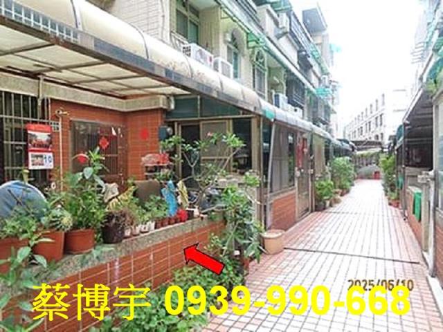 東區法拍屋軍輝路透天