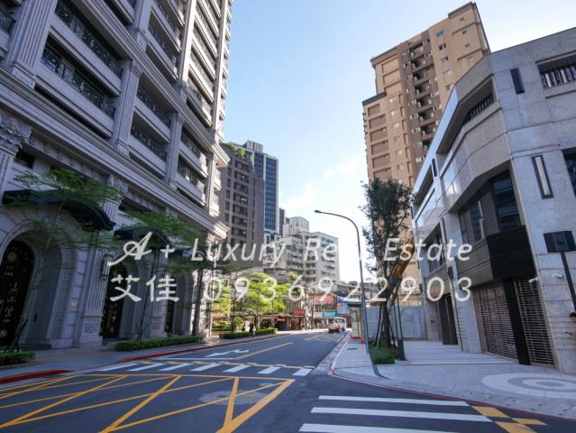 遠雄晴川三角窗店面